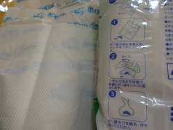 ナイロン袋と紙で出来た袋がセットになってい