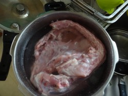 鶏ガラを圧力鍋で煮る